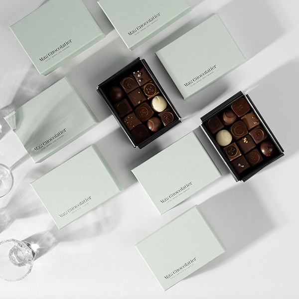 Max Chocolatier Schachtel mit 12 assortierten WinterpralinenBild
